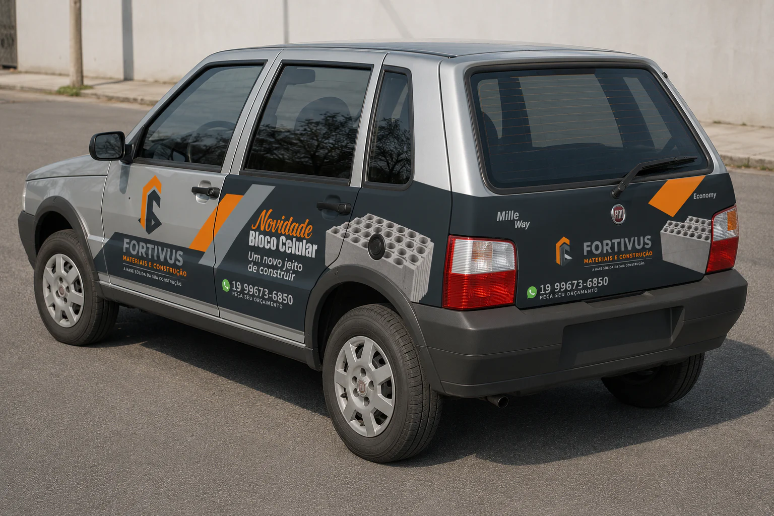 Fiat Uno prateado visto de trás e de lado, com a identidade Fortivus integrada às duas faces do veículo